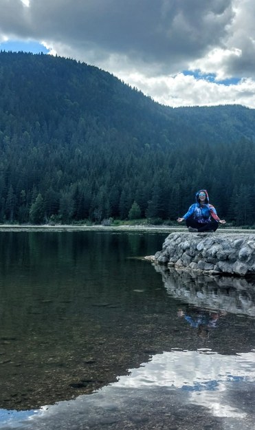 Meditacija pored planinskog jezera — povlačenje u prirodu