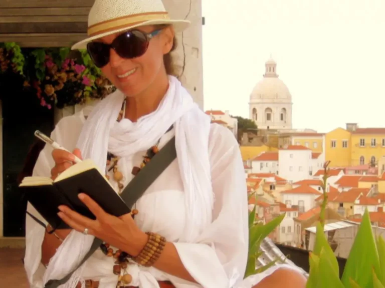 Ivana Kuzmanović piše u notes sa panoramom grada u pozadini