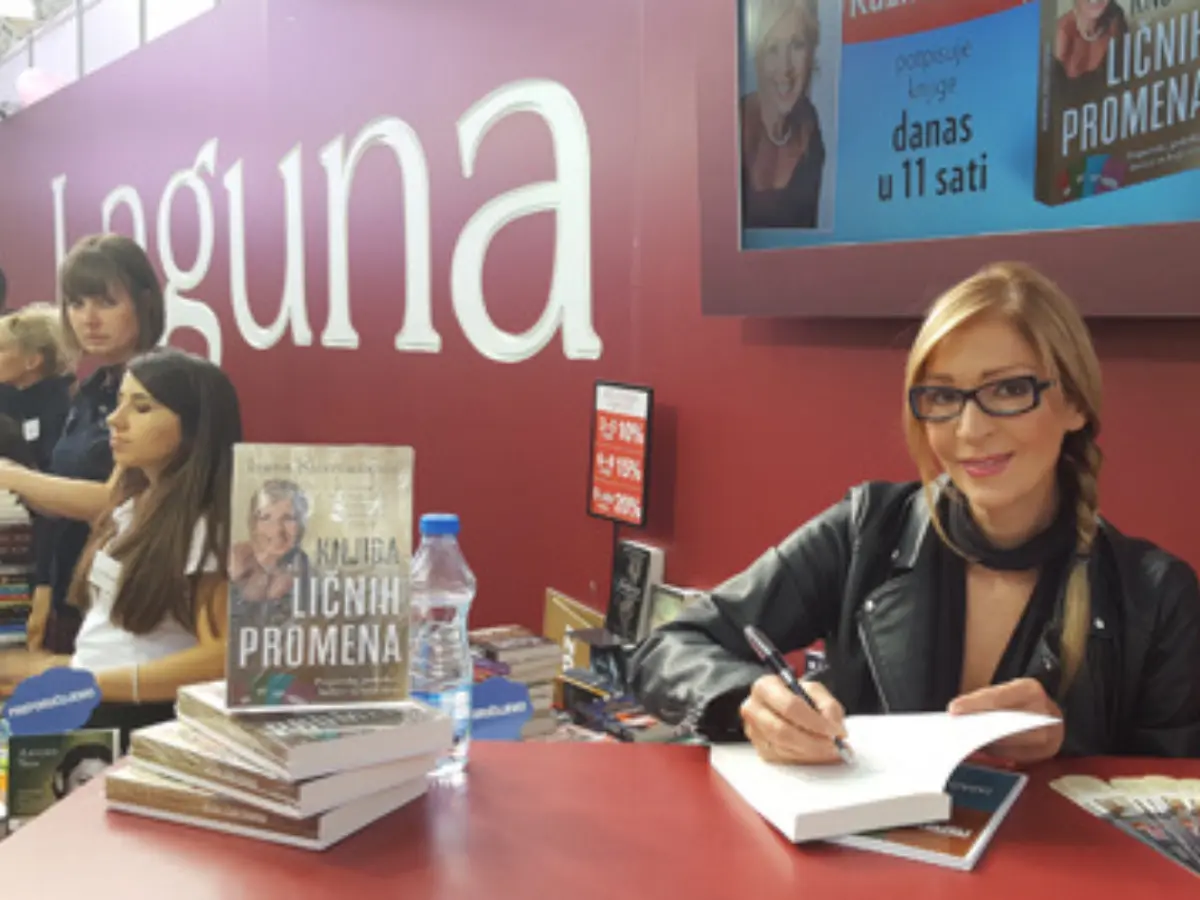 Ivana Kuzmanović potpisuje knjige na sajmu Laguna – Knjiga ličnih promena