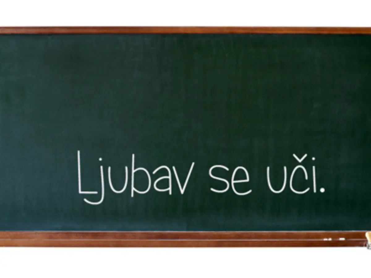 Školska tabla s natpisom Ljubav se uči – ljubavni ispiti