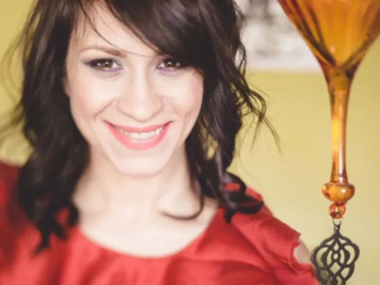 Žena sa osmehom u crvenoj haljini – niste slučajno prišli baš ovoj knjizi