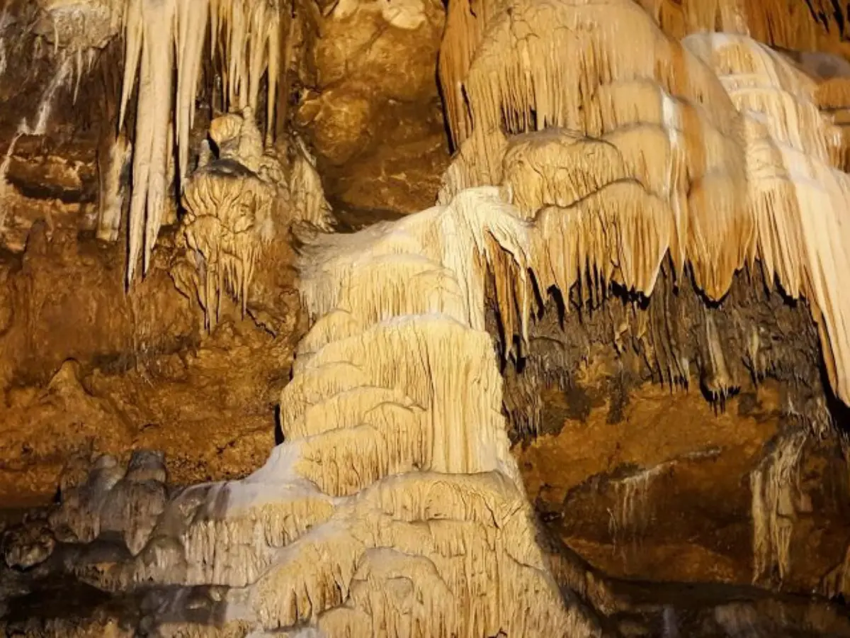 Stalaktiti i stalagmiti u pećini – prevazilaženje straha od pećine