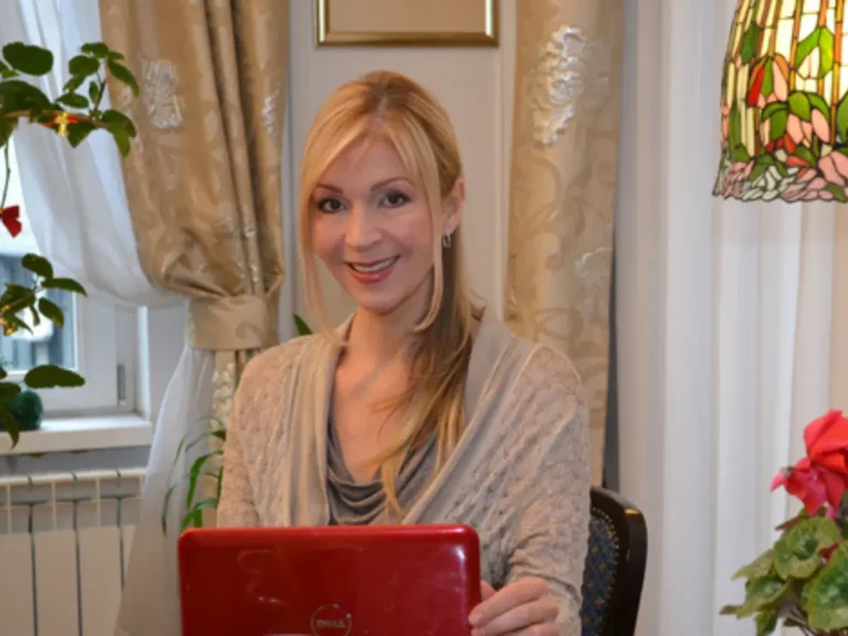 Ivana Kuzmanović za laptopom sa osmehom – ljubav i opraštanje