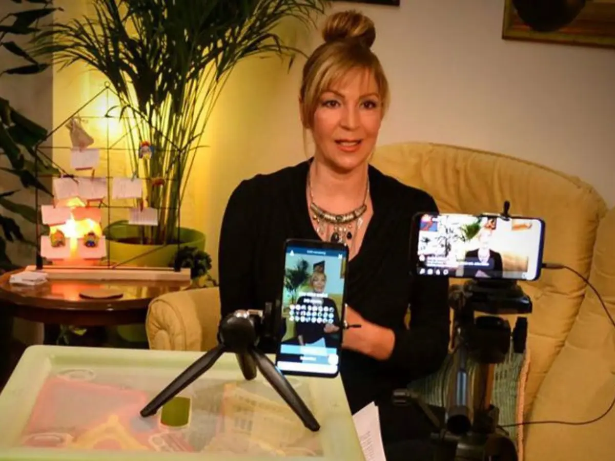 Ivana Kuzmanović snima online predavanje o osećanjima i međuljudskim odnosima