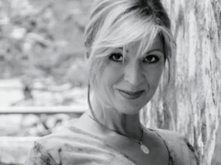 Ivana Kuzmanović – crno-bela fotografija uz drvo