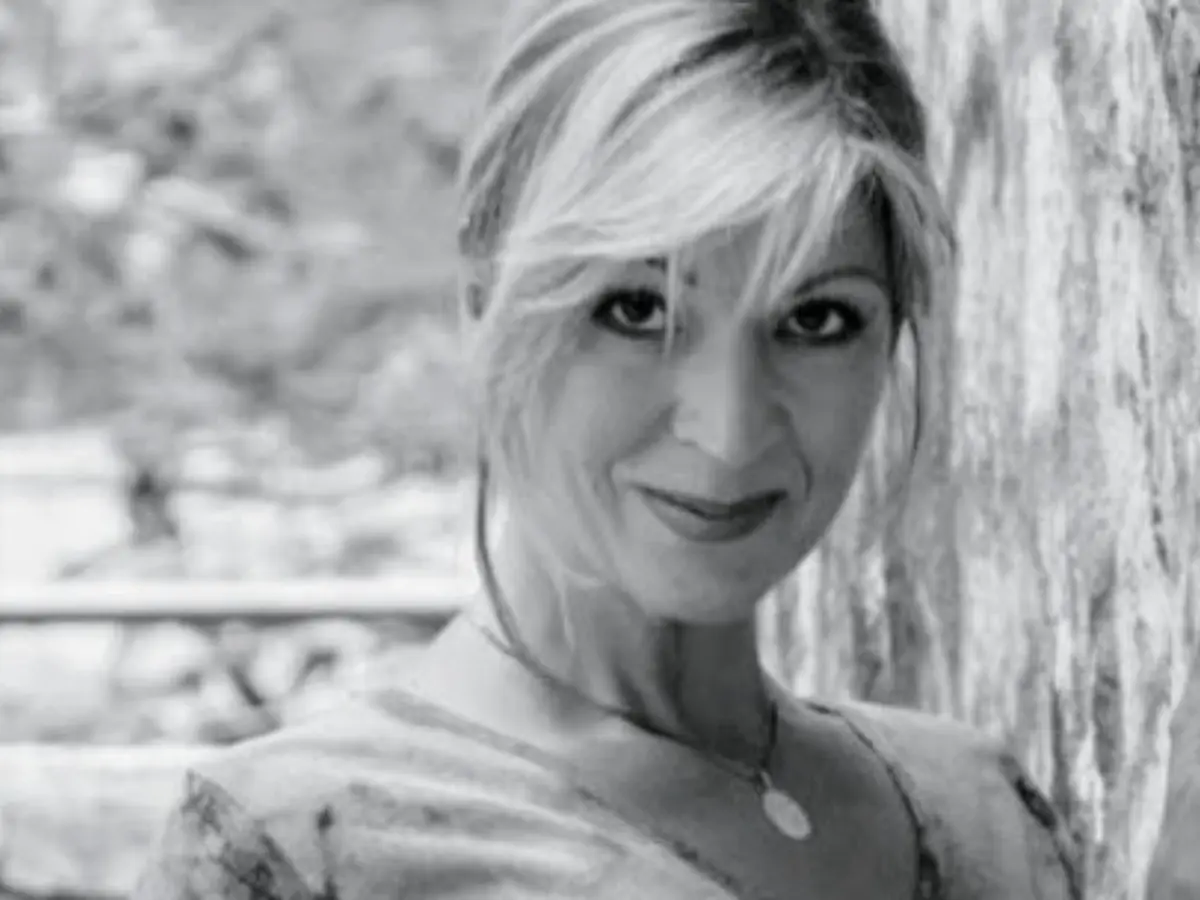 Ivana Kuzmanović – crno-bela fotografija uz drvo