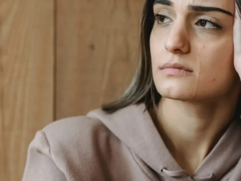 Žena plače – razlika između sažaljenja i empatije